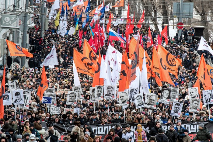 Шествие в Москве в поддержку фигурантов «болотного дела», портреты которых несут демонстранты, 2 февраля, 2014 год. Фото: DMITRY SEREBRYAKOV/AFP/Getty Images