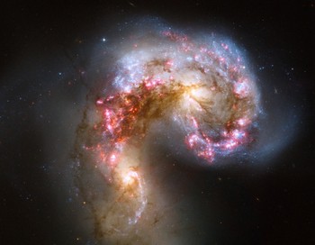 Столкновение спиральных галактик-медуз. Снимки с телескопа «Хаббл». Фото: Getty Images