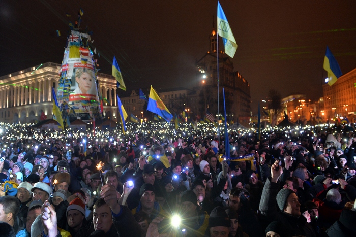 Подготовили президенту новогоднее послание и участники Евромайдана. SERGEI SUPINSKY/AFP/Getty Images