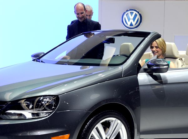 Volkswagen Eos - внешность автомобиля теперь соответствует фирменному стилю марки, заложенному шеф-дизайнером Вальтером де Сильвой. Дизайн передней части характерен четко структурированными горизонтальными линиями. Фото: GABRIEL BOUYS/AFP/Getty Images 