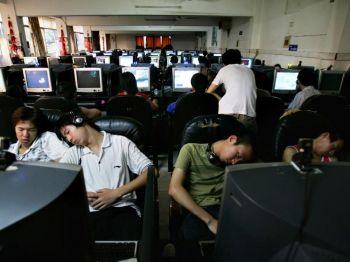 Китайские юноши спят в Интернет-кафе. Фото: Cancan Chu /Getty Images