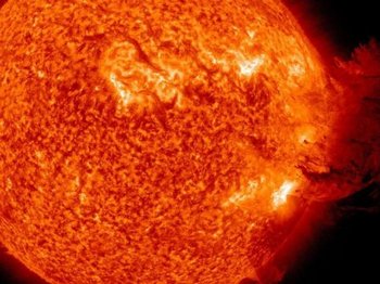 На Солнце произошла крупная вспышка с выбросом частиц