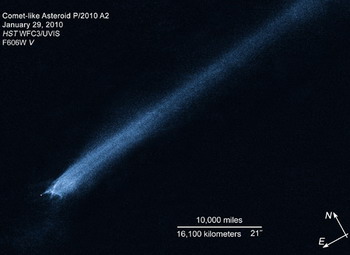 Сложное облако пыли и обломков возникло, когда два астероида врезались друг в друга на скорости 5 километров в секунду, считают астрономы (фото NASA, ESA, D. Jewitt/University of California, Los Angeles).
