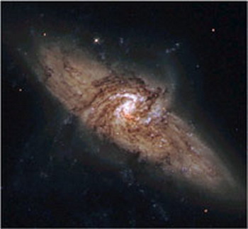 Уникальная пара галактик, названная NGC 3314.  Ближайшая к нам спиральная галактика   перед другой большей спиралью.  Такое расположение  дает редкий шанс для наблюдения темной материи. Фото: NASA