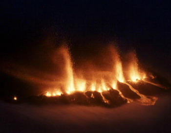 Извержение вулкана нарушило авиатранспортировку в Южной Европе