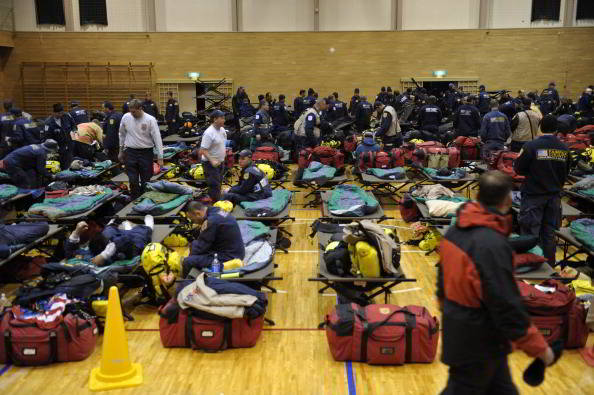Япония после цунами пытается справиться с разрушениями. Фото: NICHOLAS KAMM/YOMIURI SHIMBUN/MIKE CLARKE/TORU YAMANAKA/AFP/Getty Images