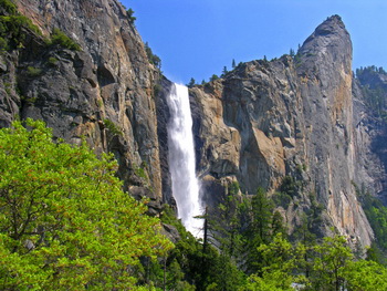 600-футовый водопад Брайдлвеил и скалистое образование Наклонная башня. Фото: Kenny Karst/DNC Parks & Resorts at Yosemite, Inc.