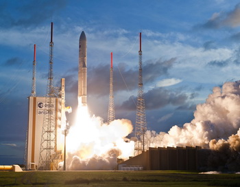 Спутник MSG-3 отправляется на борту ракетоносителя Ariane-5 с космодрома Куру во французской Гвиане 5 июля 2012, в 23:36 по среднеевропейскому времени. Фото: eumetsat.int 