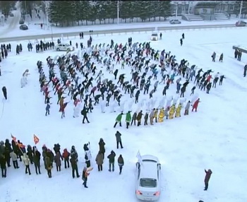 В Кемерово более 400 студентов устроили флэшмоб, посвящённый йети