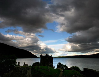 Уркхарт, Шотландия. Замок Уркхарт,  расположенный на берегу озера Лох-Несс, признан одним из самых любимых туристами мест в Британии  на11 сентября 2008 года. Фото: Jeff J MITCHELL/Getty Images