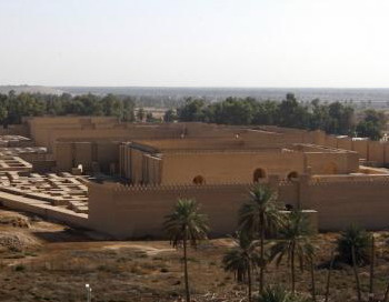 Вид на древний город Вавилон. Недавно восстановленные здания находятся в правой части, а слева на фотографии видны руины города Вавилона. Фото: Ali Al-Saadi/Getty Images