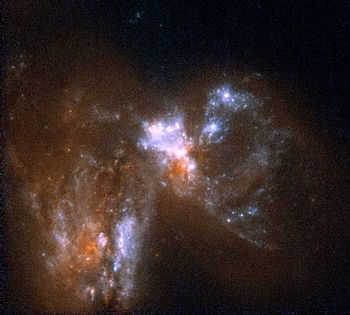Столкновение двух галактик во Вселенной. Фото с сайта epochtimes.com.ua    