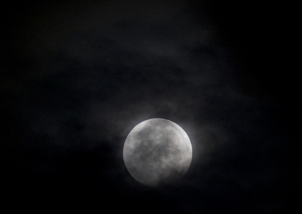 День зимнего солнцестояния впервые за 400 лет совпало с полным лунным затмением. Фотообзор. Фото: DON EMMERT, KAREN BLEIER/AFP/Getty Images
