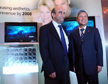 Джэй Ти Ван, председатель тайваньской компании Acer, и президент компании Джанфранко Лянчи во время ежеквартальной конференции инвесторов в Тайбэе, 28 апреля 2006 г. Фото: Patrick  Lin/Getty Images