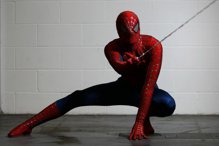 Актёр в костюме человека-паука позирует для фото. Фото: Jordan Mansfield/Getty Images