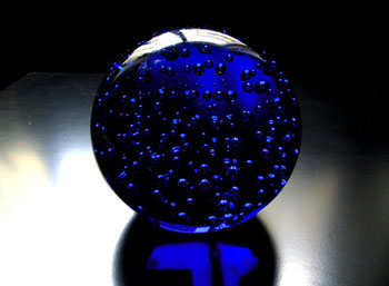 Корректно представить себе мультивселенную сложно: пузырьки-вселенные, заключённые в некоем общем шаре, – очень грубая аналогия. Фото: Giuseppe Bognanni/flickr.com
