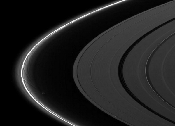 Спутник Прометей искажает кольцо F, рисуя узоры. Прометей (86 км в диаметре) можно увидеть между тонким кольцом F и кольцом А в центре изображения. Гравитационное поле Прометея создает волны на кольце F. Внизу фотографии можно разглядеть луну - Дафнис (8 км в диаметре), которая создает волны на кольце А. 22 августа 2009 г. Фото: NASA/JPL/SSI с сайта samosoboj.ru