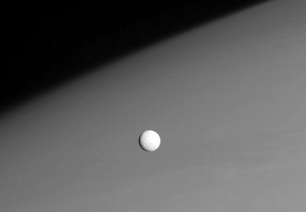 Крошечный спутник Сатурна Мимас в диаметре всего лишь 396 км виден на фоне верхней части атмосферы планеты. Фото 26 ноября 2008. Кассини в данный момент находился от Мимаса на расстоянии примерно 915 тысяч км. Фото: NASA / JPL / SSI с сайта samosoboj.ru