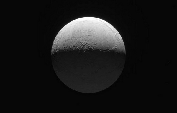 Спутник Сатурна - луна Энцелад - 500 км в диаметре. на расстоянии приблизительно в 200 тыс километрах от Кассини. Фото: NASA / JPL с сайта samosoboj.ru   
