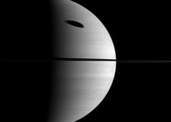 Тень крупнейшего спутника Сатурна занимает огромную часть гигантской газовой планеты. Титан (в диаметре 5.150 км) на данном снимке не показан. Фотография с космической станции Кассини 7 ноября 2009 года. Расстояние приблизительно 2,1 млн. км до Сатурна. Фото: NASA / JPL / SSI с сайта samosoboj.ru
