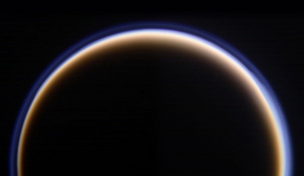 Атмосфера Титана похожа на освещённый ореол вокруг спутника. Расстояние до Титана 145.000 км. 12 октября 2009 г. Фото: NASA/JPL с сайта samosoboj.ru