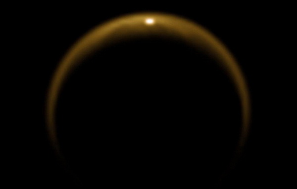 На фотографии первая вспышка солнечного света, отраженного в озере спутника Сатурна Титан. 8 июля 2009 года. Блеск от зеркальной поверхности подтвердил наличие жидкости в северном полушарии Титана, где озер находится больше, чем в южном части спутника. По полученным данным с Кассини ученые смогли определить площадь озера Кракен Мааре -400.000 кв. километров. Фото: NASA / JPL / SSI / Университет Аризоны / DLR, с сайта samosoboj.ru