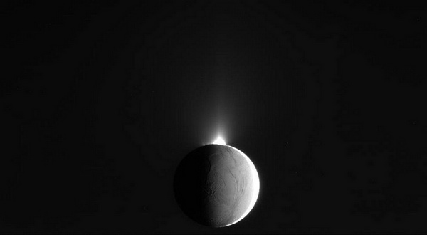 Кассини разглядел, как гейзеры выбрасывают воду из полярных недр спутника Энцелад. 14 октября 2009 г. Фото: NASA / JPL / SSI с сайта samosoboj.ru