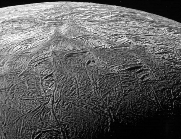 Станция Кассини приблизилась к спутнику Энцелад до 2.028 км. Фото 21 ноября 2009 г. Видна ледяная поверхность луны и трещины. Фото: NASA / JPL / SSI с сайта samosoboj.ru