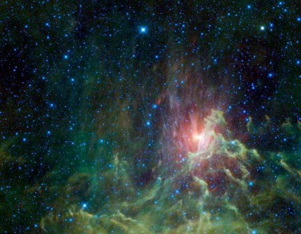 Космические подарки к Новому году от телескопа WISE. Туманность Пылающая Звезда, находящаяся в созвездии Возничего, удаленная от Земли на 1,5 тысячи световых лет. В центре туманности находится убегающая звезда, которая была «побеждена», столкнувшись с бинарной звездной системой в созвездии Ориана 2,5 миллиона лет назад. Фото с сайта Space.com 