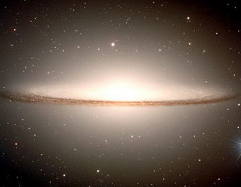 Сверхмассивные черные дыры, как полагают, находятся в центре большинства галактик. Например, как на этом изображении галактики Сомбреро, сделанном в 2000 году. Фото предоставлено НАСА