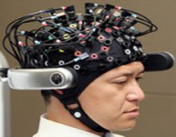 Мозг человека совмещен с компьютером при помощи системы датчиков. Фото: sciencemagic.ru 
