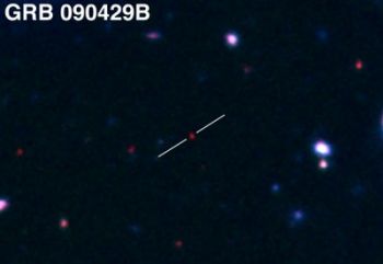 Обсерватория «Близнеца» получила цветное изображение послесвечения гамма-всплеска GRB 090429B, возможно,  самого дальнего объекта во Вселенной. Это изображение было построено из трёх снимков, сделанных телескопом в северной обсерватории «Близнеца» с помощью различных оптических и инфракрасных фильтров. Красный цвет следует из отсутствия всего видимого света, который был поглощён водородным газом в отдалённой вселенной. Без этого поглощения цвет послесвечения был бы более синим, чем у любой из галактик и звезд, замеченных в этой области. Положение послесвечения указано. (NASA/Gemini/Levan, Tanvir, Cucchiara, Fox)