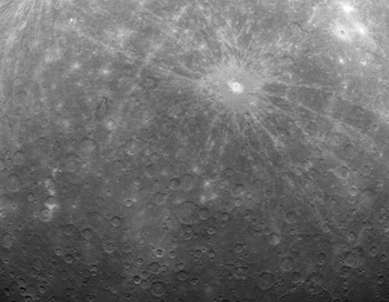 NASA представило первые орбитальные снимки Меркурия. Фото: NASA via Getty Images 