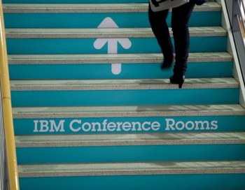 IBM повысила в апреле доход своего руководства за 2011год. Фото: Johannes Eisele/AFP/Getty Images