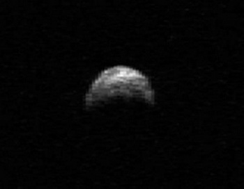 Астероид несется ...мимо Земли. Фото: NASA