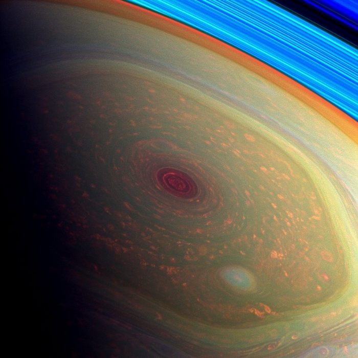 Космический зонд Cassini сфотографировал гигантский вихрь на северном полюсе Сатурна. Фото: NASA/JPL-Caltech/SSI
