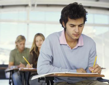 Снижение беспокойства: Учёные обнаружили, что изложение своих переживаний на бумаге перед экзаменами помогает студентам уменьшить тревоги и получить хорошие оценки. Фото: Photos.com 