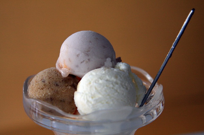 Всего одна ложка мороженого улучшает настроение. Фото с epochtimes.com