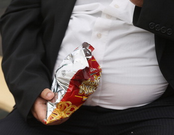 Излишний жир на животе увеличивает риск заболевания раком. Фото: Sean Gallup/Getty Images