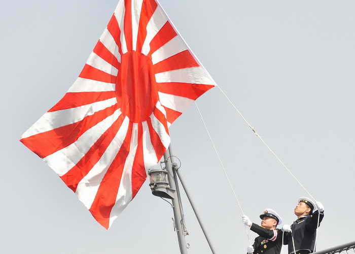  Министр обороны Японии Ицунори Онодэра 28 сентября выступил за пересмотр запрета на экспорт вооружений Японией. Как известно, по конституции страны Япония не может иметь наступательное вооружение сама и не может торговать оружием, как другие страны. Фото: WOJTEK RADWANSKI/AFP/Getty Images