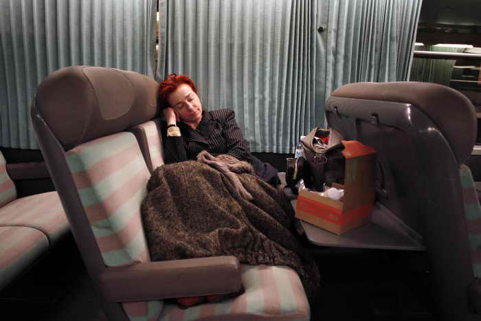 Спящая женщина. Фото: CHARLY TRIBALLEAU/AFP/Getty Images