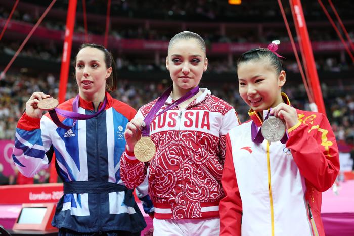 Алия Мустафина на Олимпиаде завоевала золото  в упражнениях на брусьях