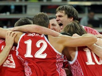 Сборная России  по баскетболу  празднует победу. Фото:  AFP/GettyImages