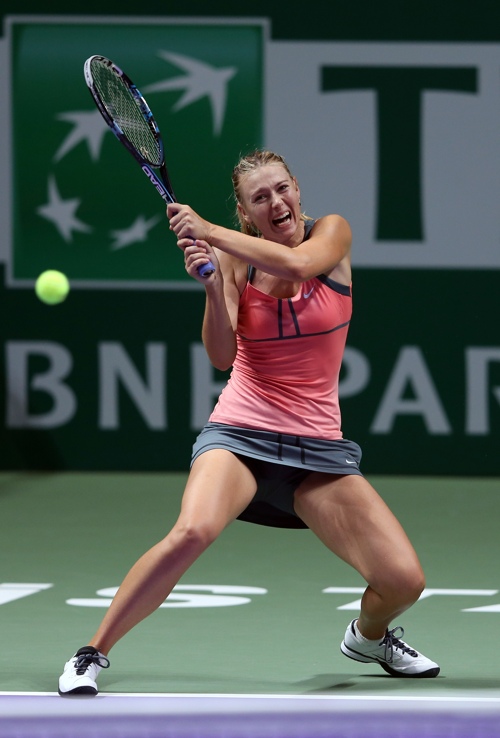 Мария Шарапова обыграла Викторию Азаренко и вышла в финал итогового теннисного турнира года