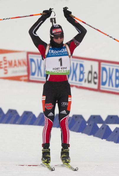 Магдалена Нойнер на финише гонки преследования по биатлону приблизилась к своей соотечественнице Андреа Хенкель, Мари Дорен пришла третьей. Фото: Christian Manzoni/NordicFocus/Getty Images