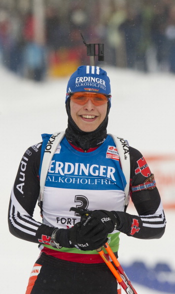 Магдалена Нойнер на финише гонки преследования по биатлону приблизилась к своей соотечественнице Андреа Хенкель, Мари Дорен пришла третьей. Фото: Christian Manzoni/NordicFocus/Getty Images