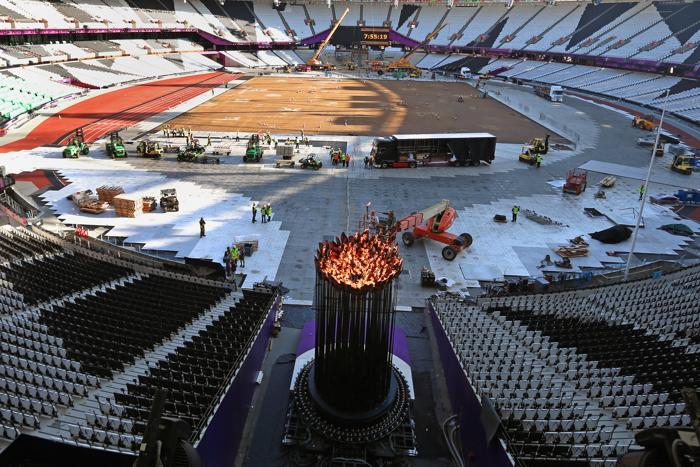 Фоторепортаж  о прибытии Олимпийского огня в Букингемский дворец