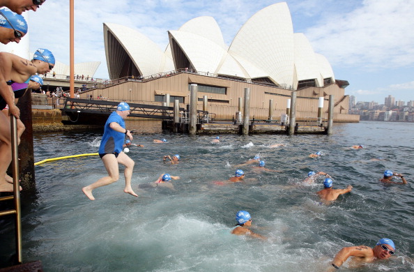Люди всех возрастов приобщаются к плаванию в сиднейской гавани в день Австралии