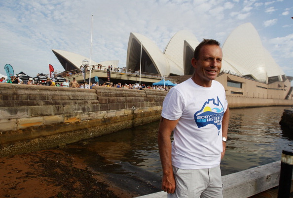 Люди всех возрастов приобщаются к плаванию в сиднейской гавани в день Австралии