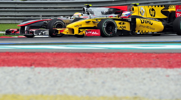 Формула-1: Виталий Петров вновь сошел с трассы. Фото